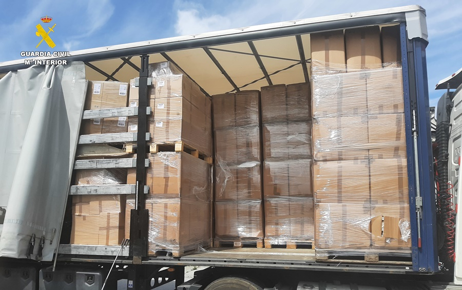 La Patrulla de Fiscal y Fronteras de Fuentes de Oñoro incauta 22.020 camisetas falsificadas