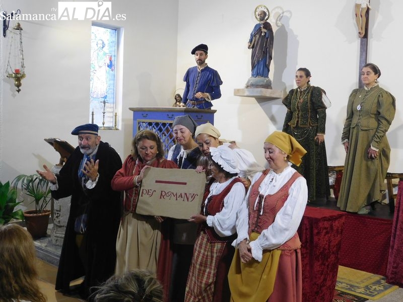 El público de San Pedro del Valle disfruta con la obra que recuerda la vida de Nebrija