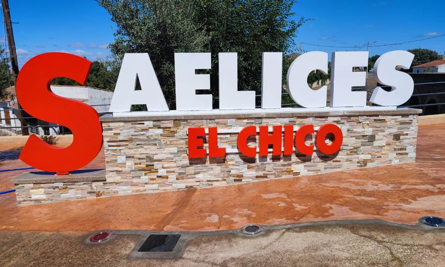 Saelices el Chico estrena letrero identificativo en las horas previas al arranque de sus fiestas