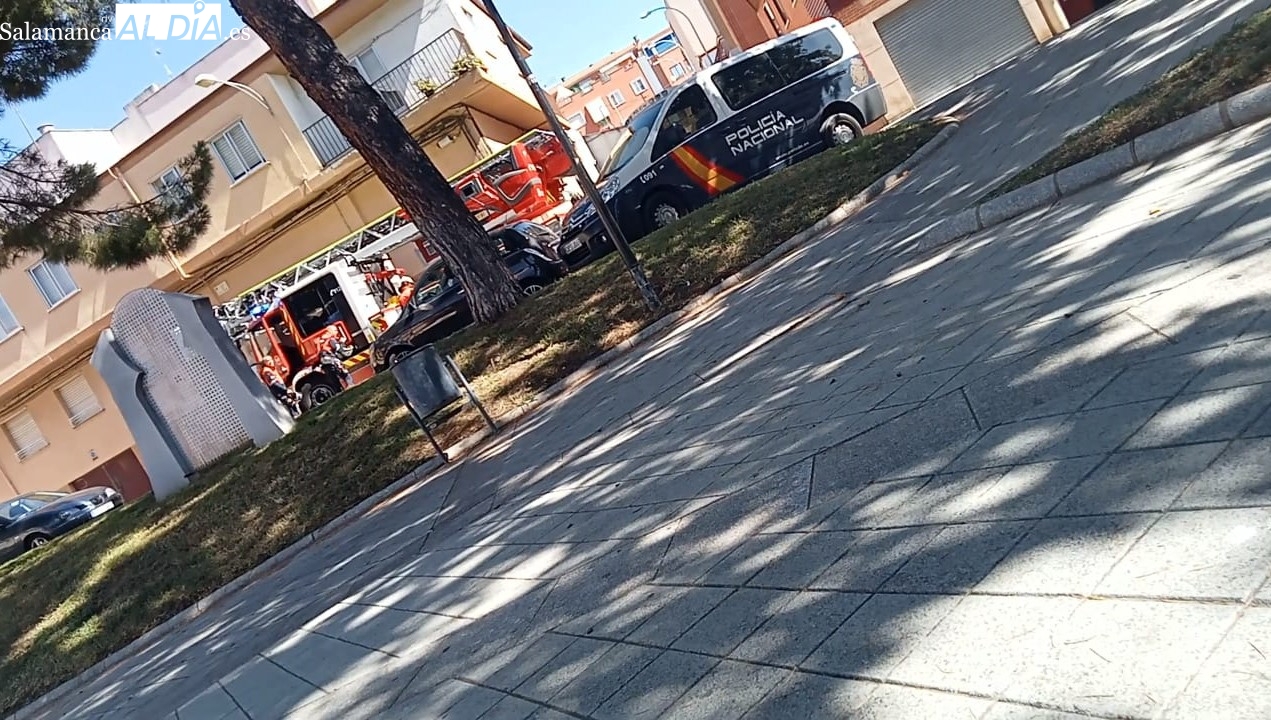 Revuelo en la calle Luis Anaya de Pizarrales por la presencia de bomberos y policías junto a una casa