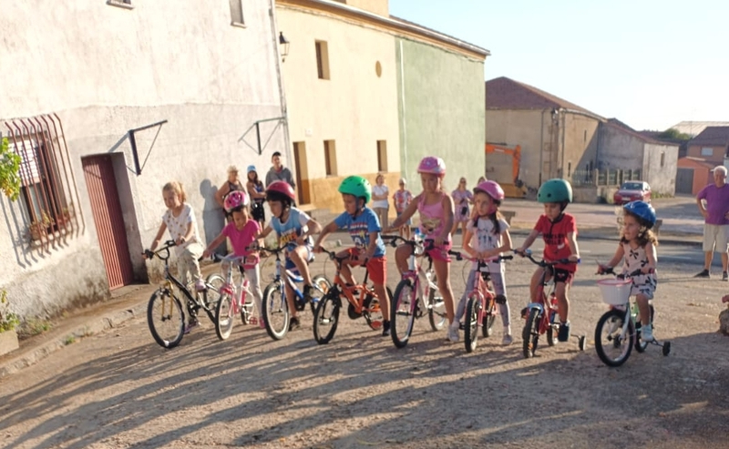 Los niños de Bañobárez disfrutan del Agosto Cultural con una cogida de cintas
