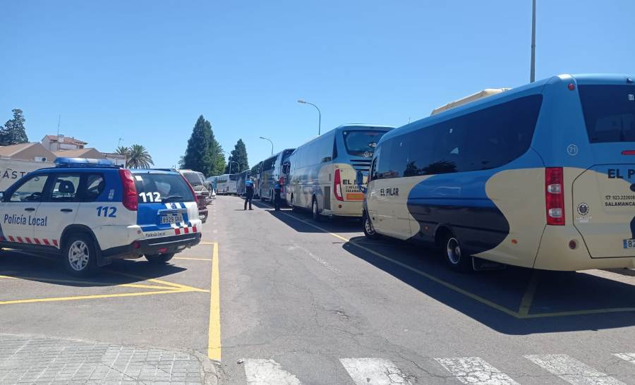 El overbooking de autobuses genera problemas en la Avenida de Sefarad