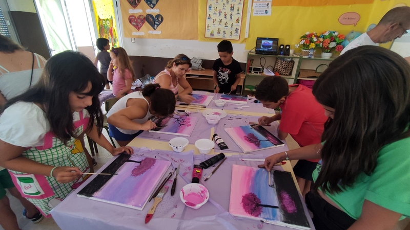 Los más pequeños de Yecla participan en un divertido taller de pintura 