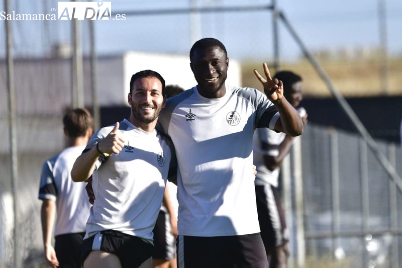 El Salamanca UDS y Unionistas entrenan a escasos metros: Souley, con el grupo; Fassani y Manu Ramírez, al margen