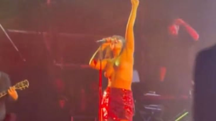 Amaral canta con el pecho desnudo en un festival