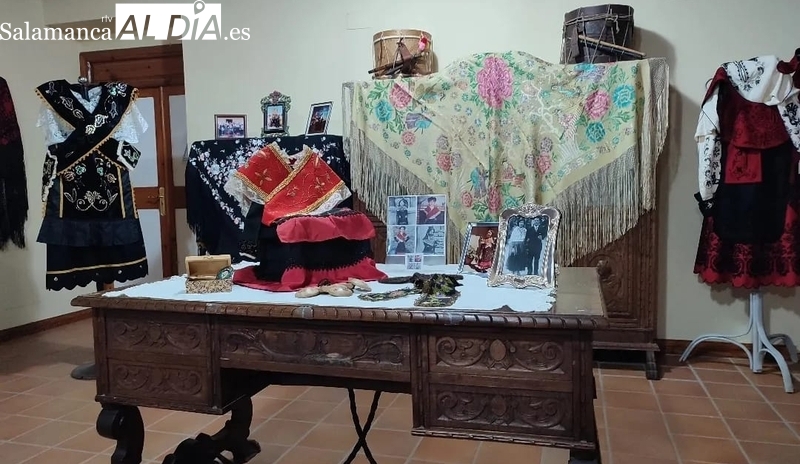 Bonita exposición de mantones y trajes charros en el ayuntamiento de Sobradillo