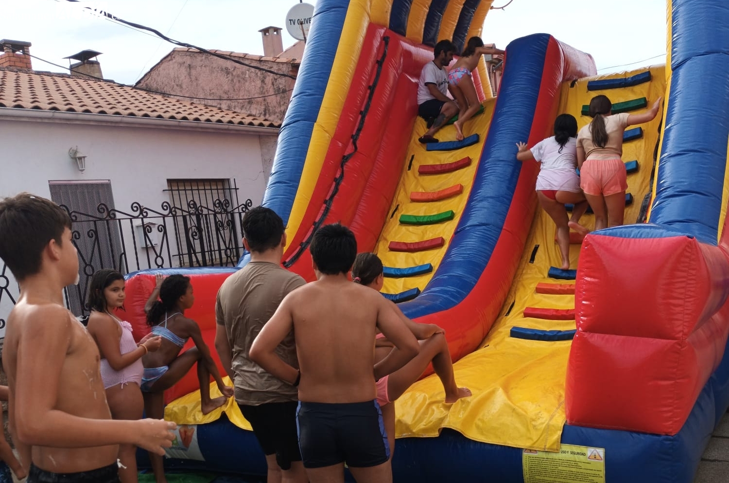 Un tobogán de agua refresca la tarde de la Asunción en Bañobárez