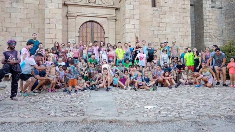 En Yecla disfrutan de un parque acuático y una carrera de color