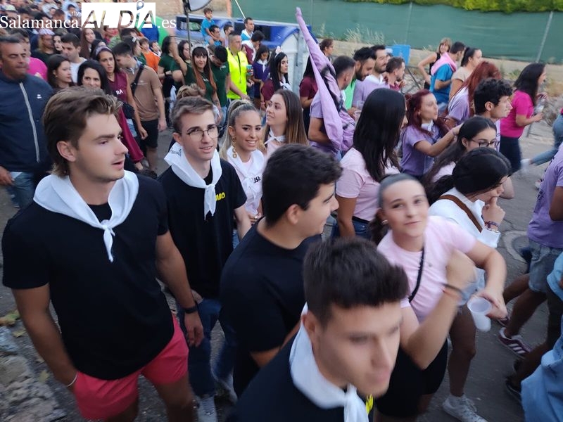 Ambientado desfile de peñas en El Pedroso de la Armuña