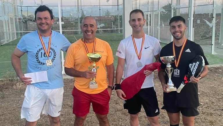 En Ahigal de Villarino se despiden de las fiestas con la entrega de trofeos del Torneo de Pádel 