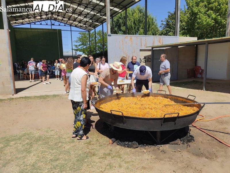Las fiestas siguen en El Pedroso de la Armuña: gran paella para todos los vecinos