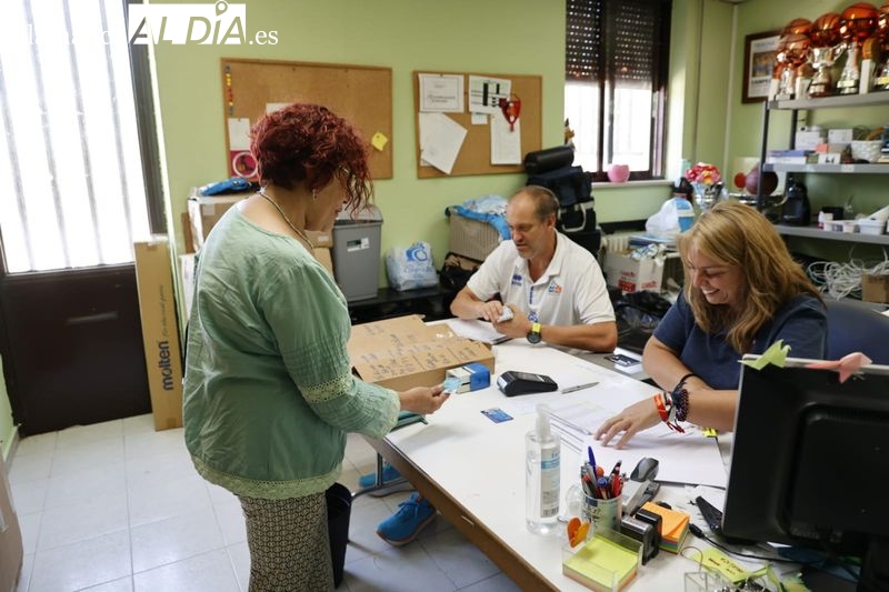 Los primeros aficionados se pasan por Würzburg para renovar los abonos del Perfumerías Avenida para la temporada 23/24