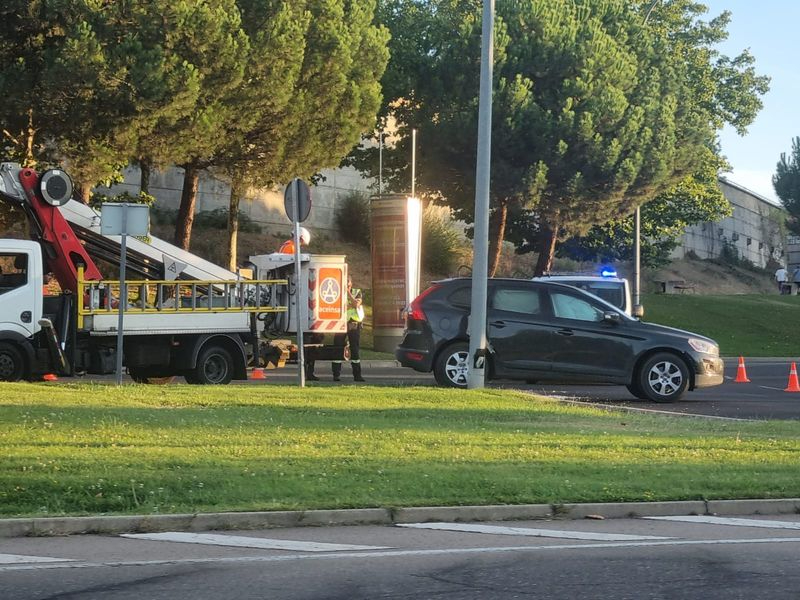 Un joven de 23 años herido tras un choque entre dos turismos junto al Puente Romano