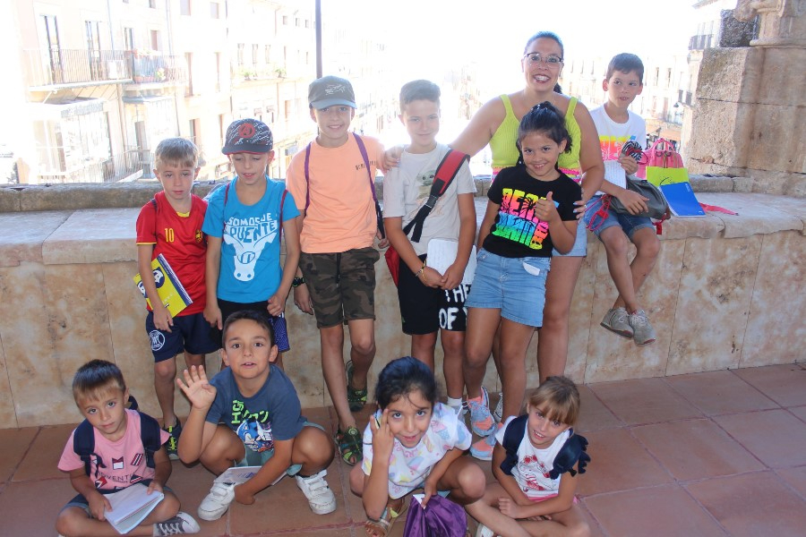 Los participantes en el Campamento de Informática realizan una gymkana por la ciudad