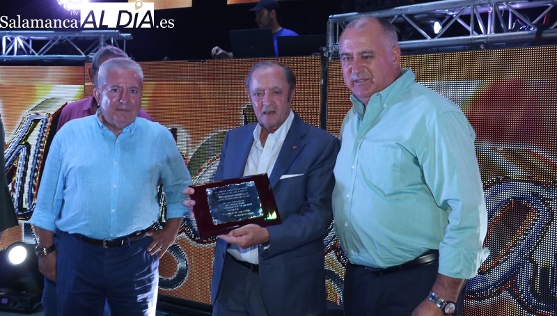  Las peñas llenan de alegría y colorido la Plaza de Villarino en el inicio oficial de las fiestas