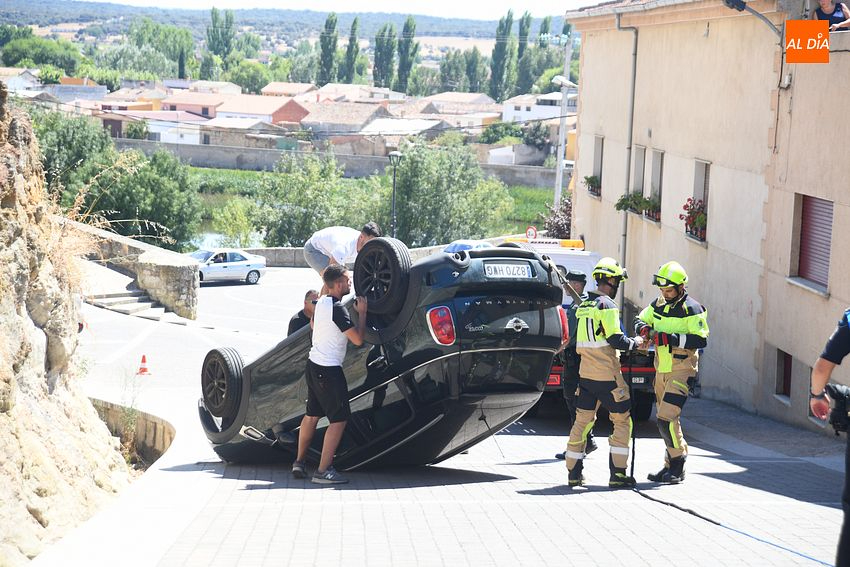 Vuelca un vehículo tras una insólita bajada sin conductor desde La Colada