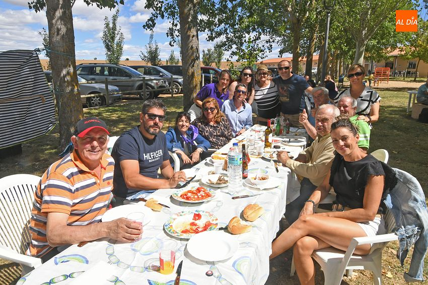 Morasverdes despide San Bartolomé con una gran comida campestre