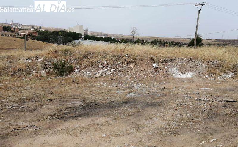 Operarios municipales retiran los escombros y el sofá abandonados en la calle Muñozvela