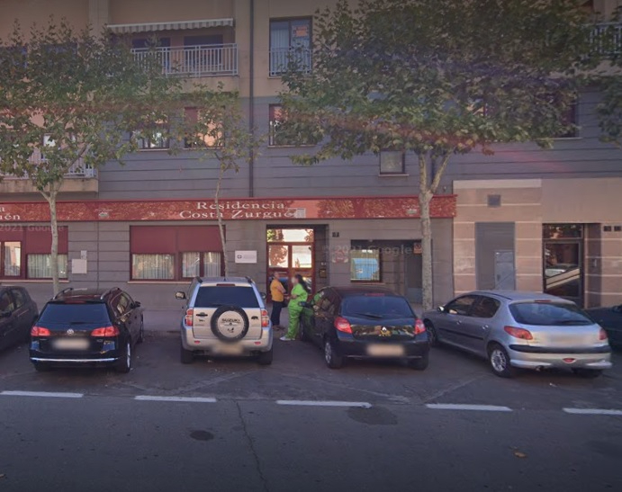 Un anciano herido a causa de un incendio en una residencia que tiene que ser desalojada en el Zurguén