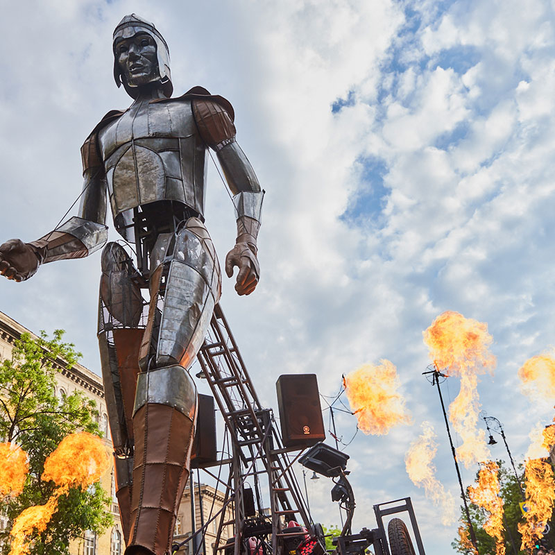 Un Aquiles de 5,5 metros recorrerá el centro histórico el Viernes y el Sábado de Feria