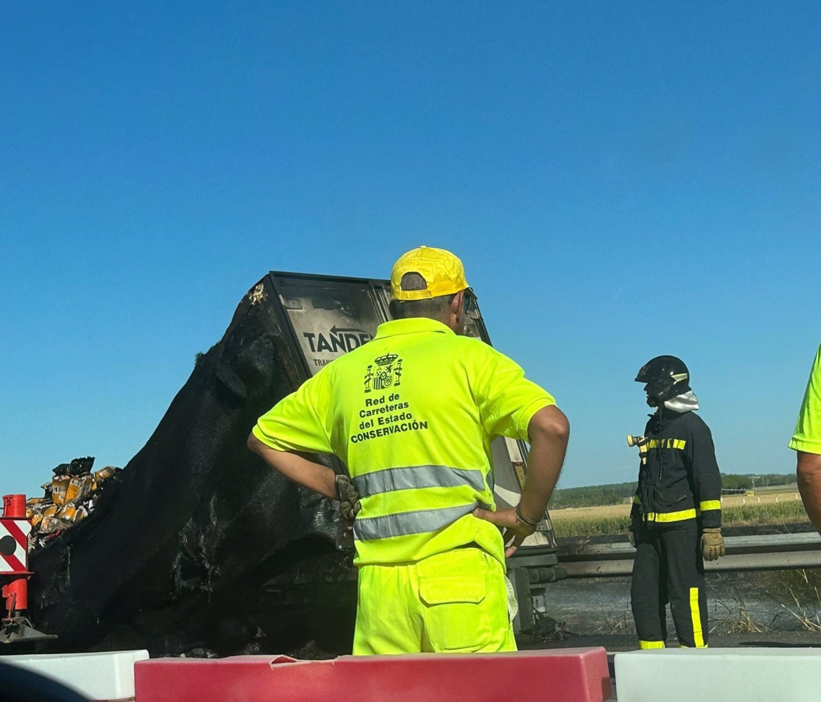 El incendio de un camión provoca hasta cuatro kilómetros de retenciones en la A-62, dirección Valladolid