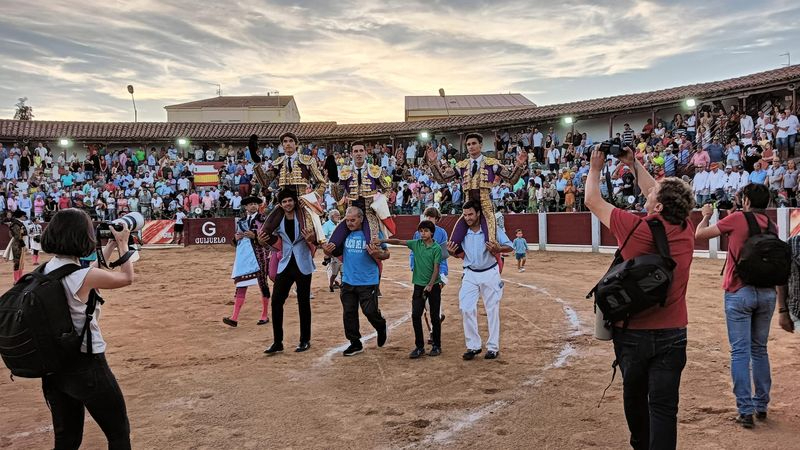  Un rotundo Diosleguarde, en hombros con las figuras en Guijuelo