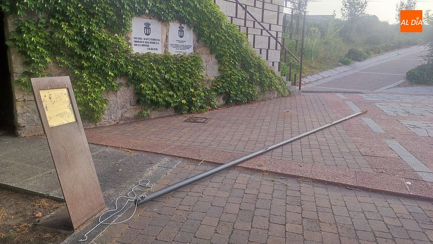 Derribado el mástil de la Plazuela de Herrasti y destrozadas las papeleras de la Puerta de Santiago