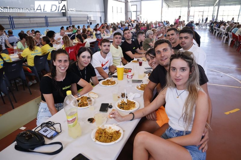 Sonrisas y diversión en la paella popular de Calzada de Valdunciel