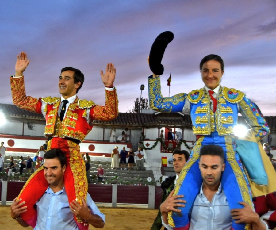 Raquel Martín e Ismael Martín se imponen en la novillada inaugural