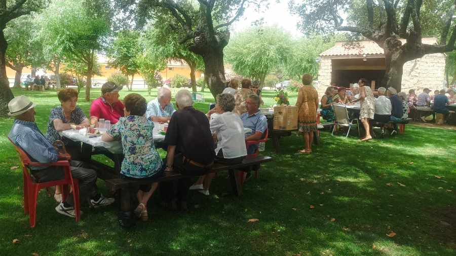Los mayores de Alba de Yeltes disfrutan de una comida en las piscinas