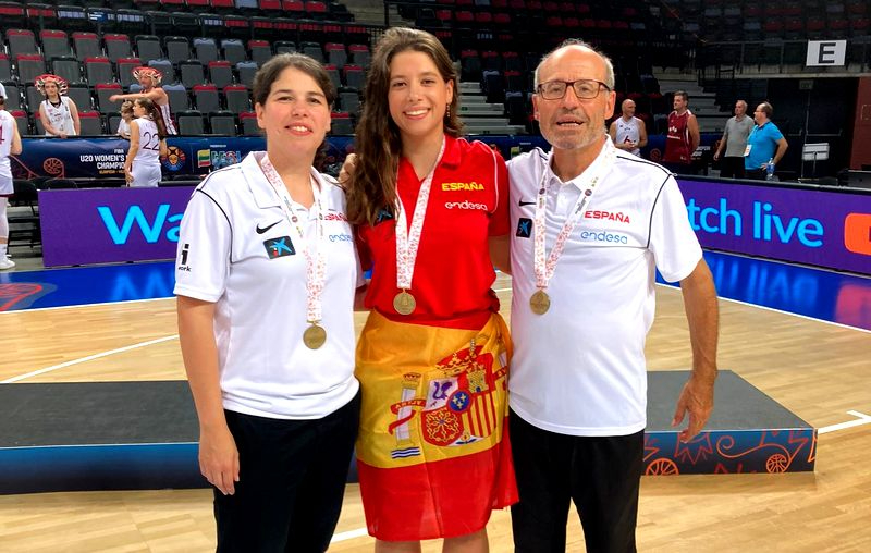  Raquel Romo, el doctor Moreno e Inés Santibáñez, bronce en el Europeo sub20 con España