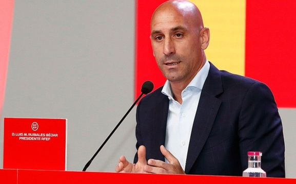 Rubiales anuncia que no dimite y carga contra las falsas feministas