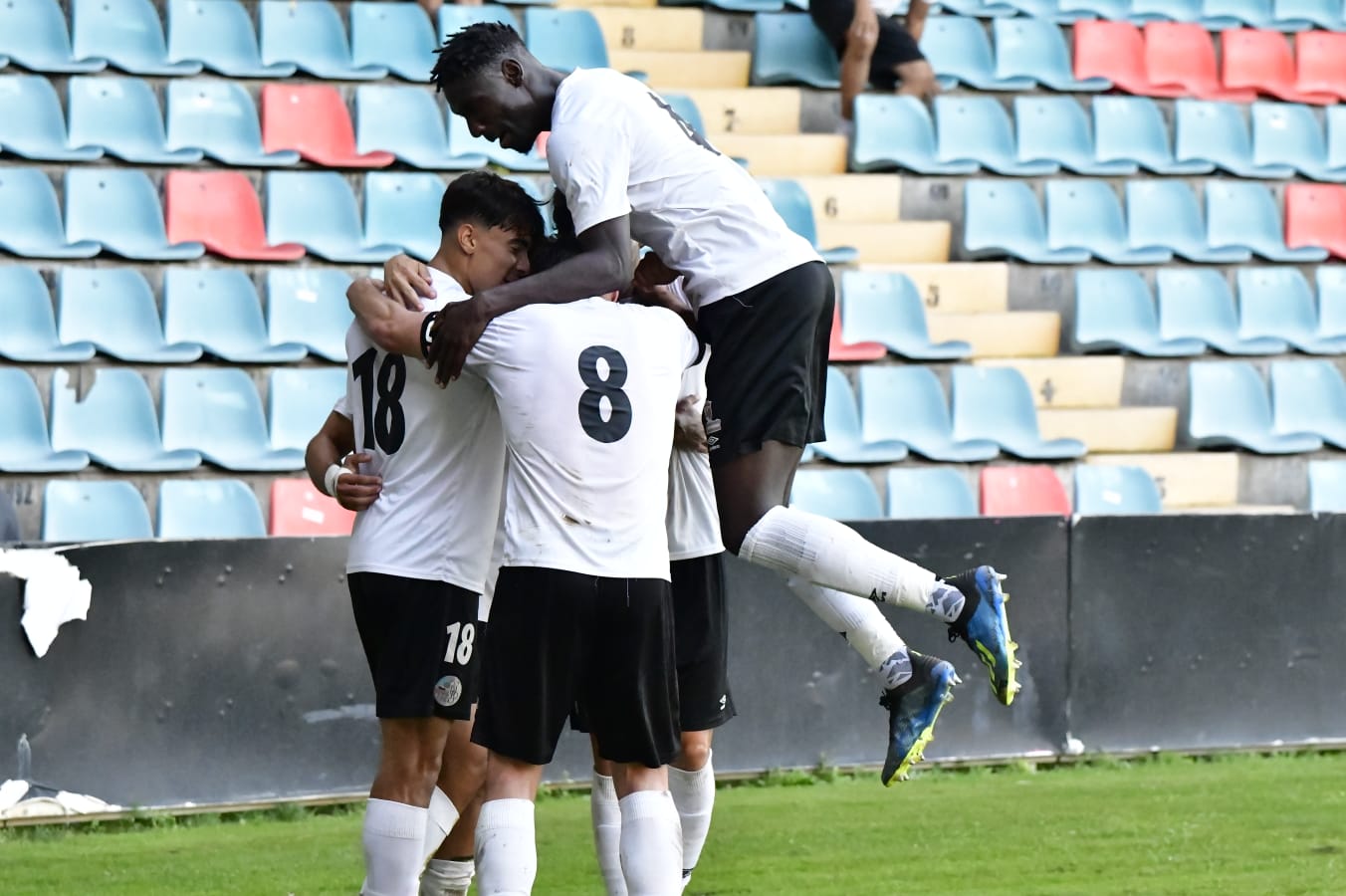 El Salamanca UDS vence en el tiempo añadido al Atlético Bembibre (1-0)