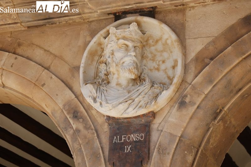 Así luce el medallón dedicado a Alfonso IX de León en la Plaza Mayor