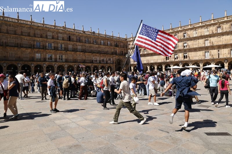 La Plaza Mayor baila al ritmo de los jóvenes de la JMJ que se dirigen a Lisboa 