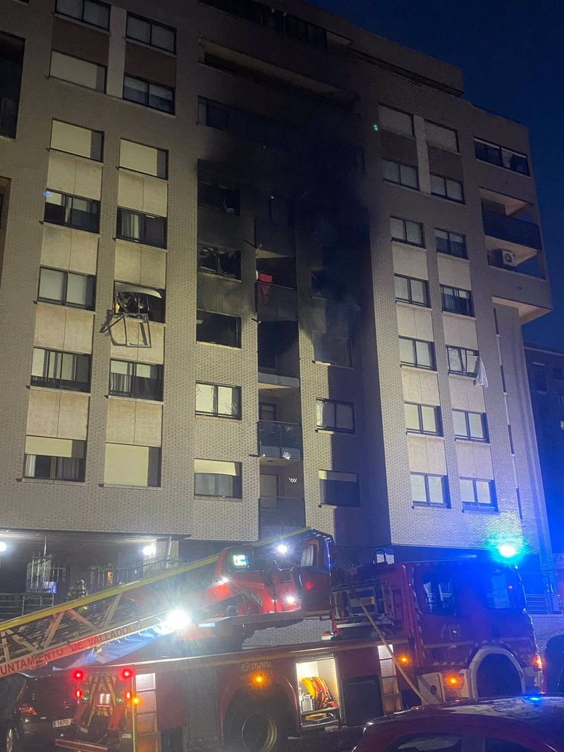 Trece heridos, uno de ellos grave con quemaduras, por la explosión en un edificio de Valladolid