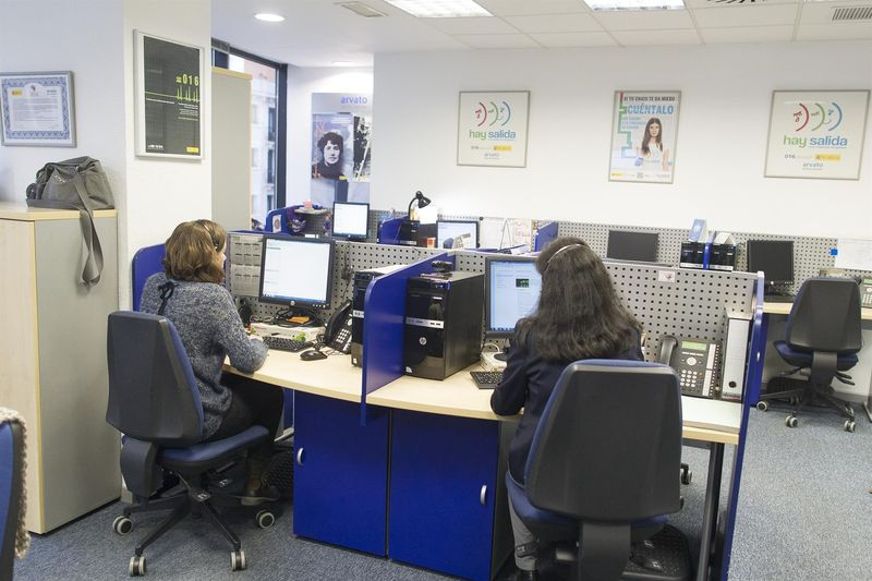 El teléfono 016 contra la violencia de género cumple 16 años: casi 1,2 millones de llamadas