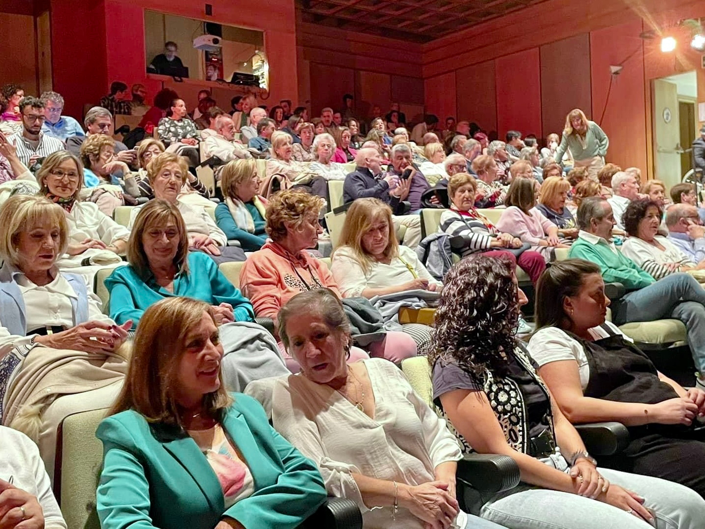 El CDS se llena de público para disfrutar con la obra ‘Monstruos’ de Prodigio Teatro