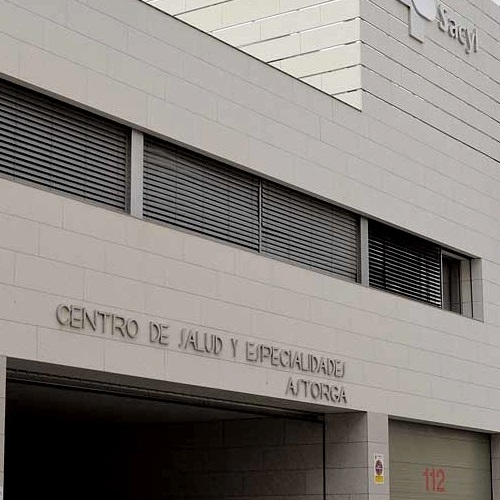 Un celador se encierra en huelga de hambre en el centro médico de Astorga (León) por no cobrar noches y festivos