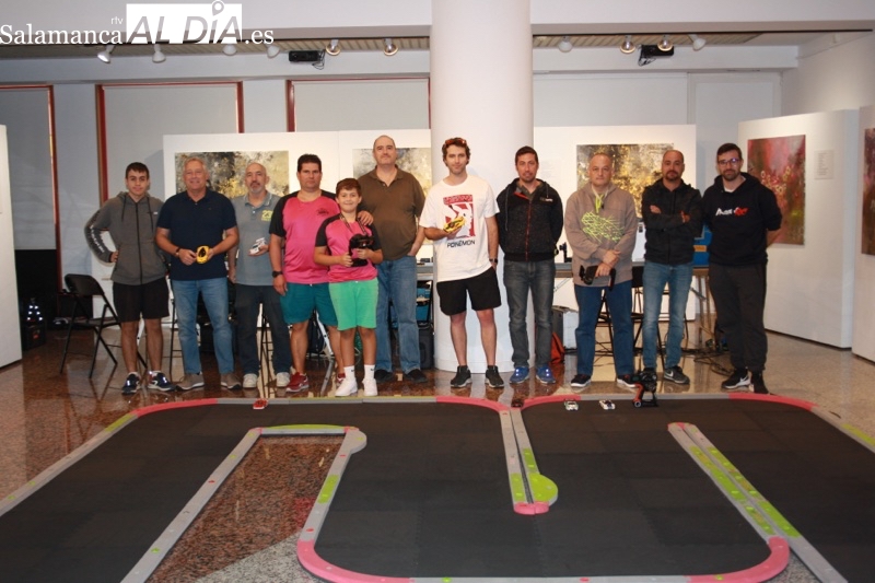 Pilotos y público unidos en una ambientada III Quedada Mini Z San Miguel