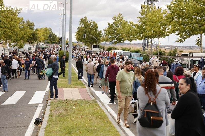 El Rastro se llena en su nueva ubicación y pese al viento