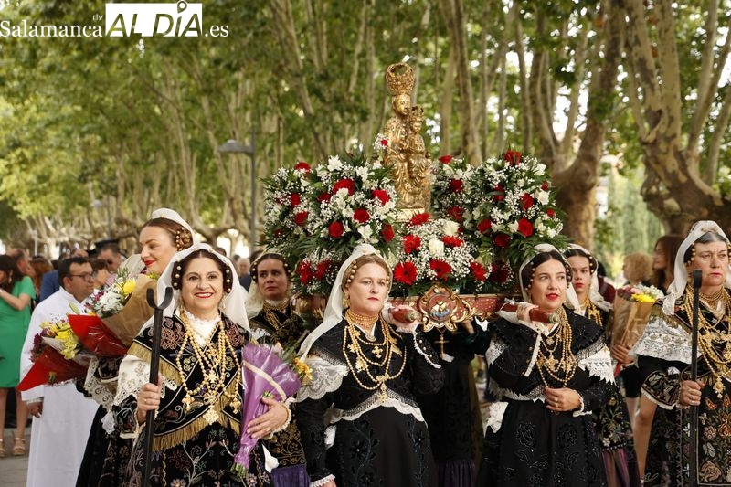 Salamanca arropa a Santa María de la Vega en una emotiva ofrenda floral