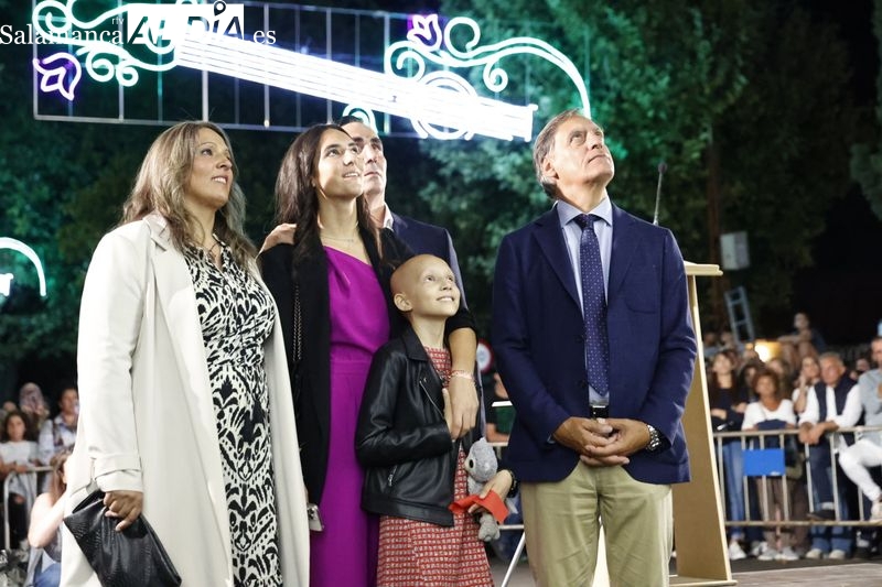 Emotivo y espectacular encendido del alumbrado de La Aldehuela con M4RÍA, ‘la Princesa Guerrera Futbolera’ 