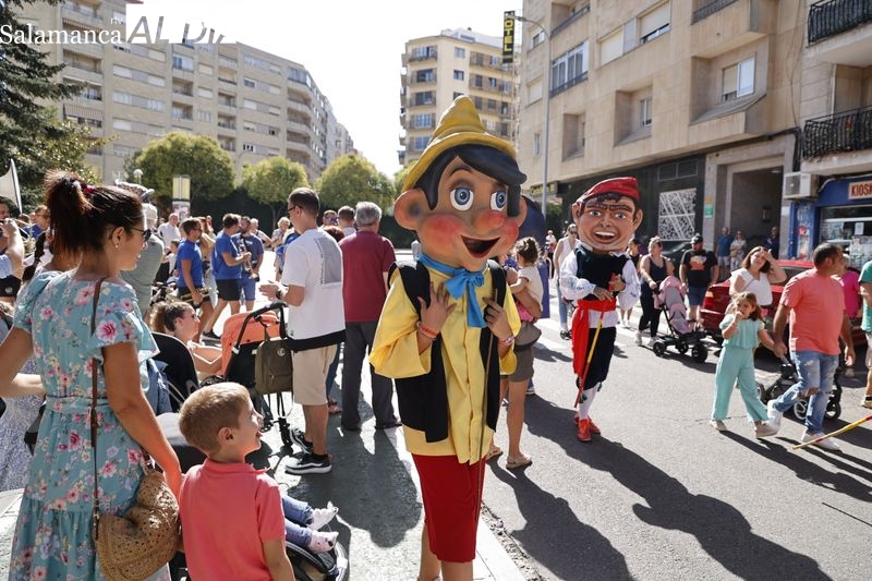 Cabezudos y charangas llenan de alegría, color y ritmo el centro de Salamanca
