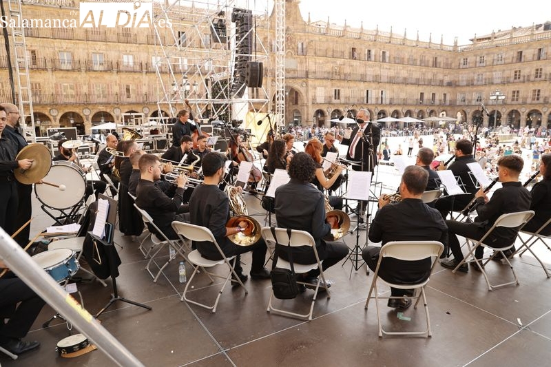 La Banda Municipal de Música ameniza la Plaza Mayor de Salamanca