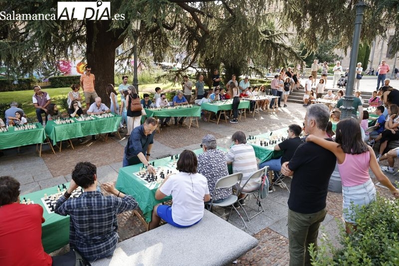El ajedrez toma la plaza de Anaya de Salamanca