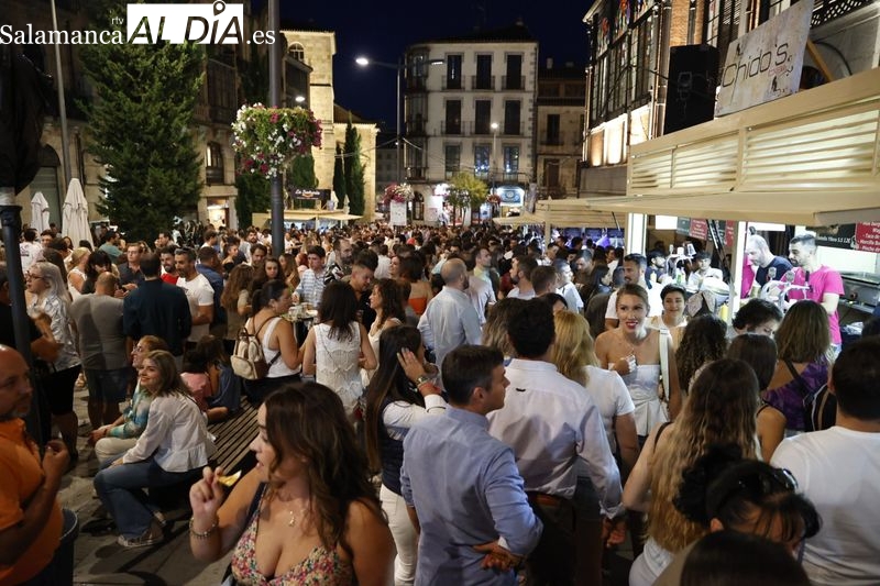 Gran ambiente en las casetas de la Plaza del Mercado