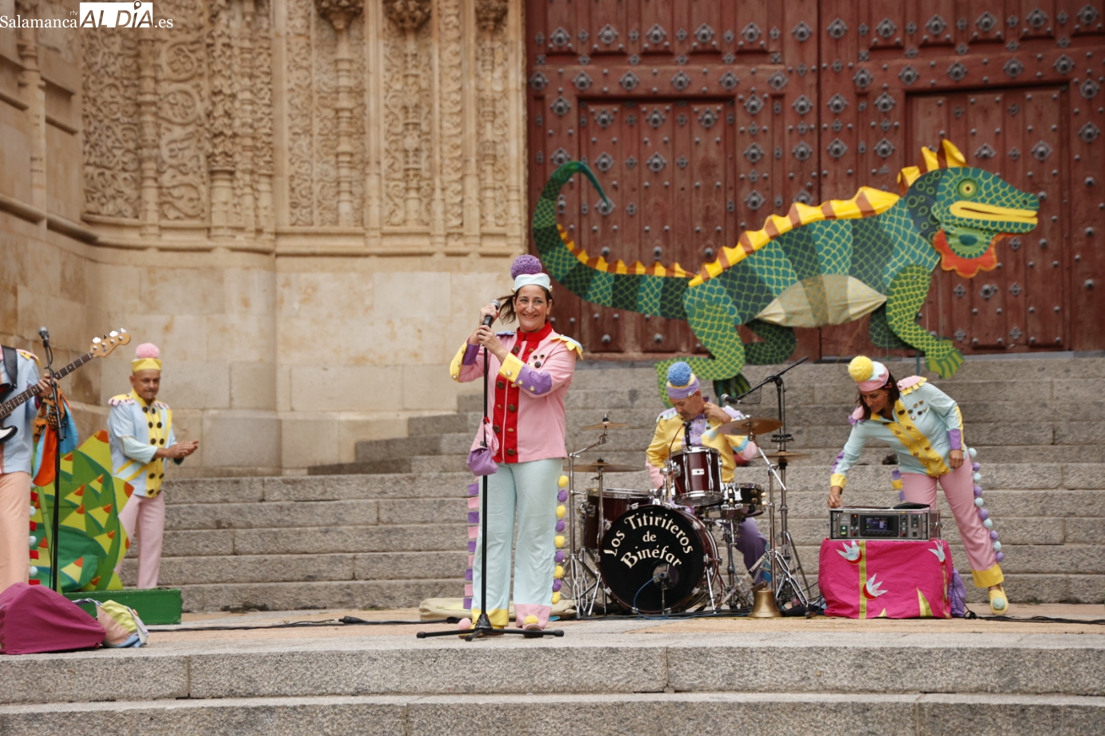 La Compañía Titiriteros de Binéfar divierte a los más pequeños en el Patio Chico
