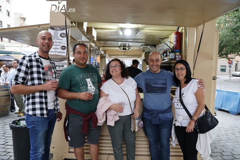Las nubes dejan un desangelado ambiente en las casetas de la Plaza del Oeste