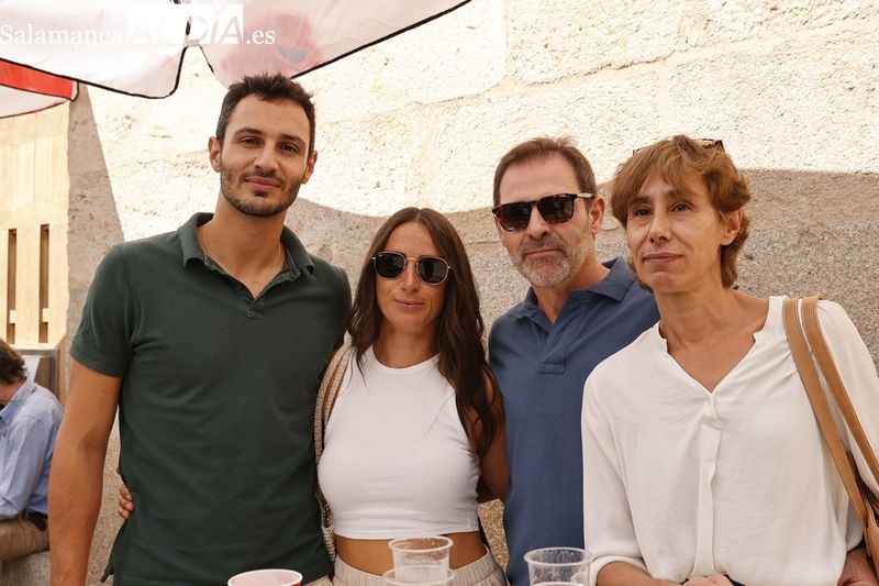 Ambiente festivo en las casetas de la Rúa Mayor